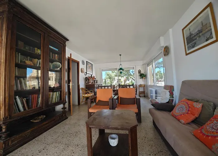 Spacious Flat With Sea Views, For 8 People With 3 Bedrooms, 2 Bathrooms And Wifi, Next To The Beach!!