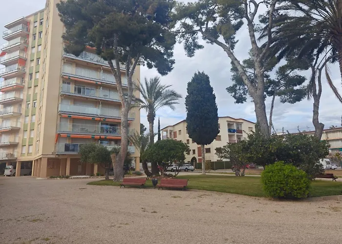 Spacious Flat With Sea Views, For 8 People With 3 Bedrooms, 2 Bathrooms And Wifi, Next To The Beach!!