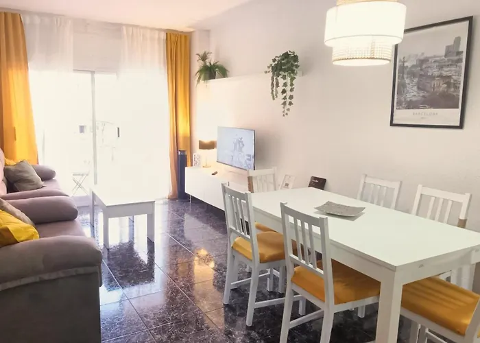 Céntrico apartamento cerca de playa y tren a Barcelona para 6 pax