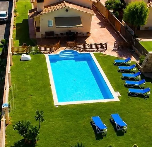 Villa Neus Barà, jardín y piscina privada