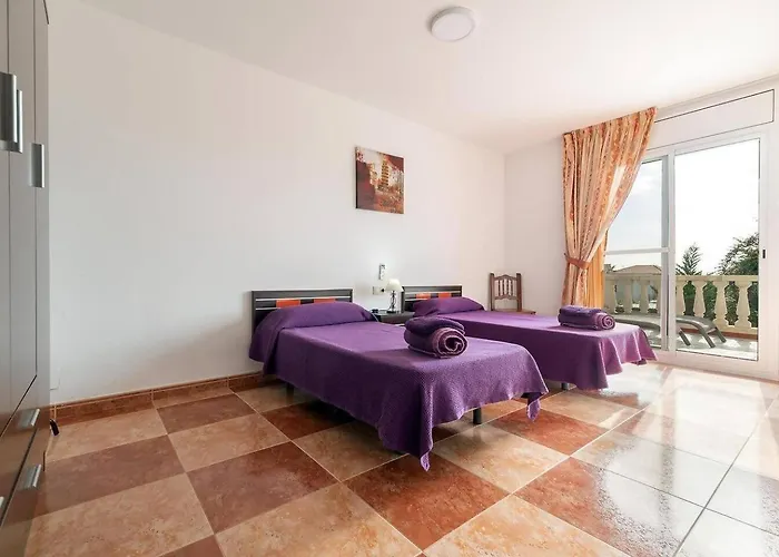 Vista Cunit Es Una Gran Casa Con Piscina, Barbacoa