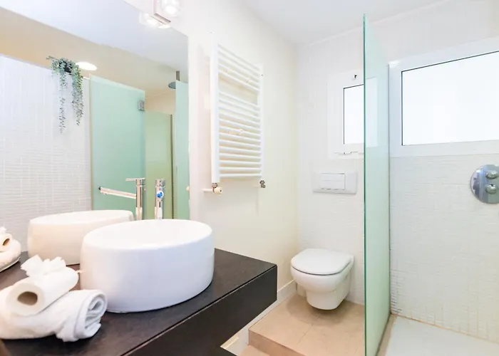 Marvista - Bright Apt W Seaview, Pool