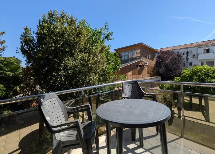 Beachside Apartment With Private Parking & Nature Views