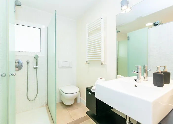 Marvista - Bright Apt W Seaview, Pool